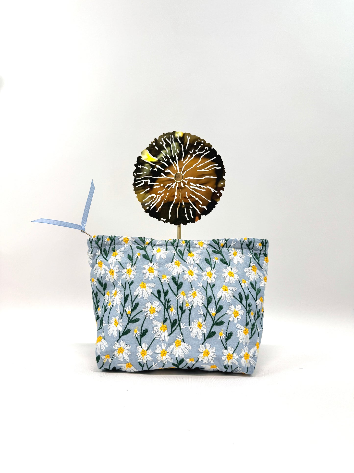 GROSSE TROUSSE 'Champ de Pâquerettes' BRODERIES FLORALES SUR TOILE AZUR