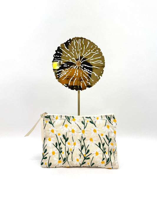 TROUSSE ´Champ de Pâquerettes' BRODERIES FLORALES SUR TOILE AZUR