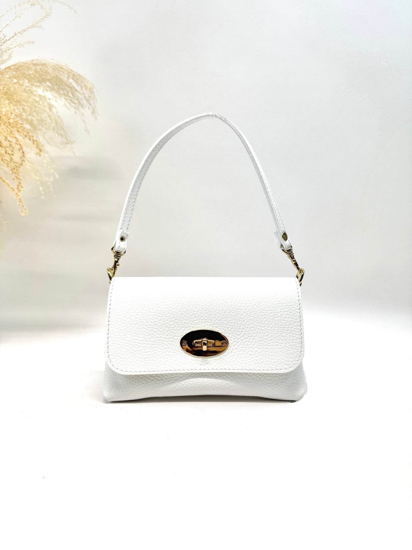 SAC EN CUIR GRAINÉ VÉRITABLE ET FERMOIR DORÉ PIVOTANT « Iris »