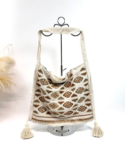 SAC CABAS HOBO BOHÈME EN COTON LIN AVEC BRODERIE ET POMPONS SC2617