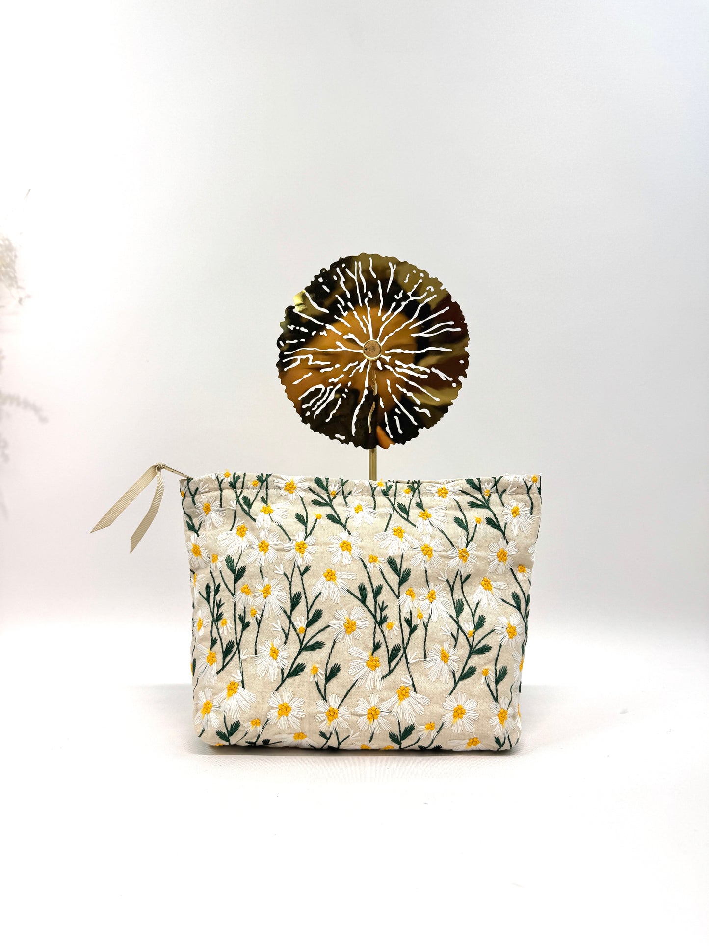 GROSSE TROUSSE  'Champ de Pâquerettes' BRODERIES FLORALES SUR TOILE AZUR