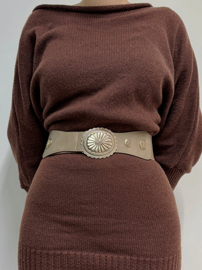 CEINTURE SYNTHÉTIQUE À MÉDAILLONS GRAVÉS ET RETOMBÉE ÉLÉGANTE "La bohème solaire" 910292