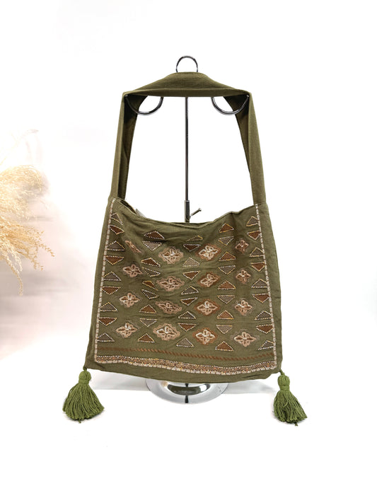 SAC CABAS HOBO BOHÈME EN COTON LIN AVEC BRODERIE ET POMPONS SC2617
