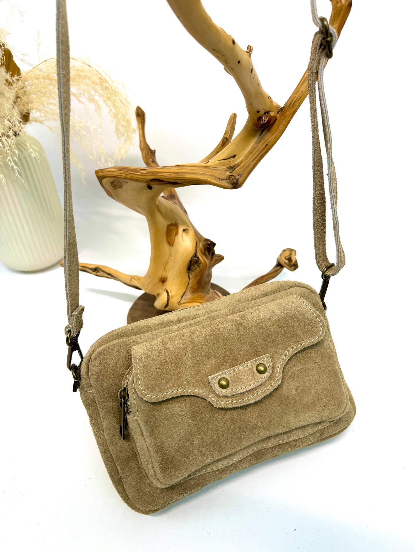 SAC BANDOULIÈRE EN SUÈDE AVEC RABATS À RIVETS